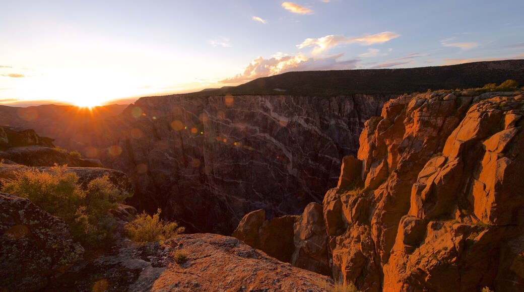 Montrose mostrando un barranco o cañón, escenas tranquilas y una puesta de sol