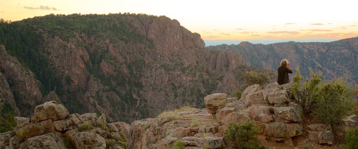 Montrose mostrando escenas tranquilas, una puesta de sol y un barranco o cañón