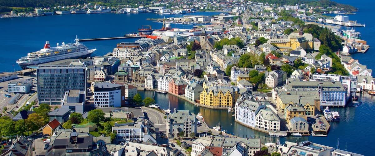 Alesund - More og Romsdal có tính năng sông lạch và thành phố