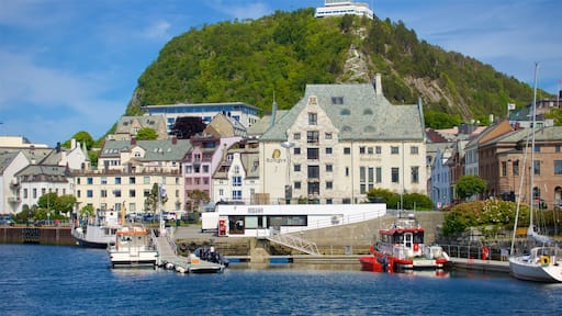 Ålesund - Møre og Romsdal mit einem Fluss oder Bach