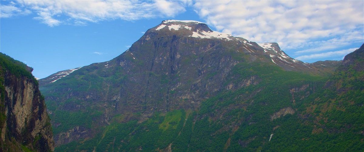 Geiranger mostrando un río o arroyo y montañas