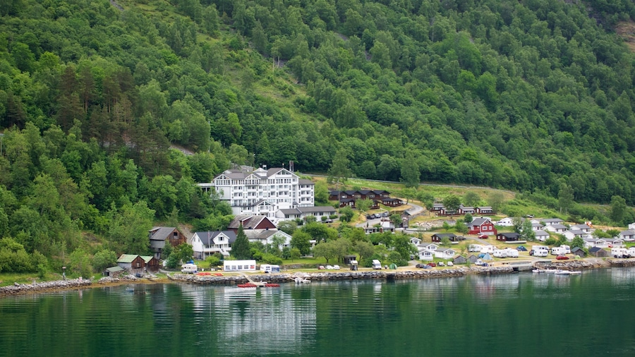 Geiranger que incluye un río o arroyo y una pequeña ciudad o pueblo