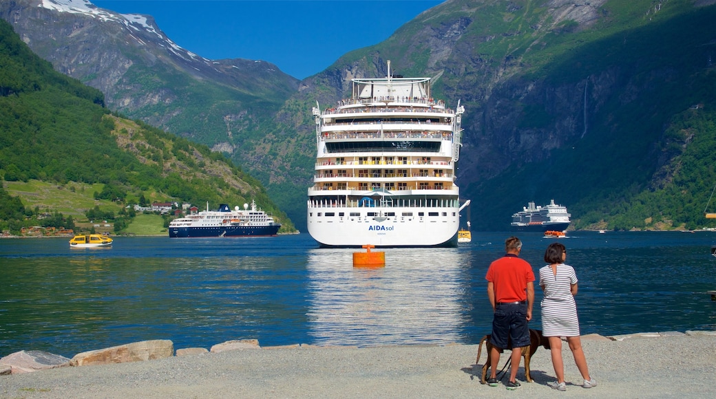 Geiranger mostrando fiume o ruscello e crociera cosi come coppia