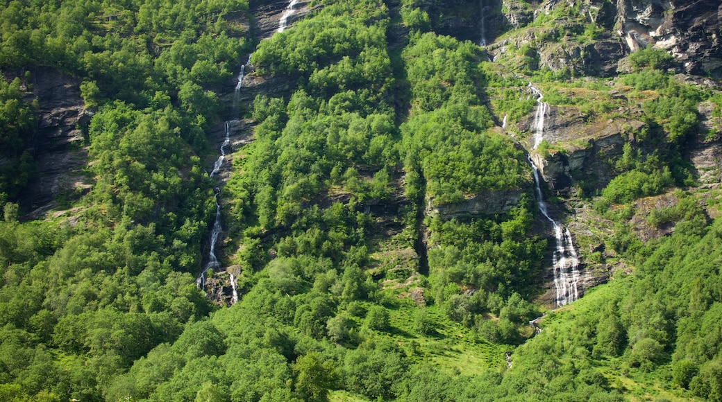 Geiranger showing a waterfall