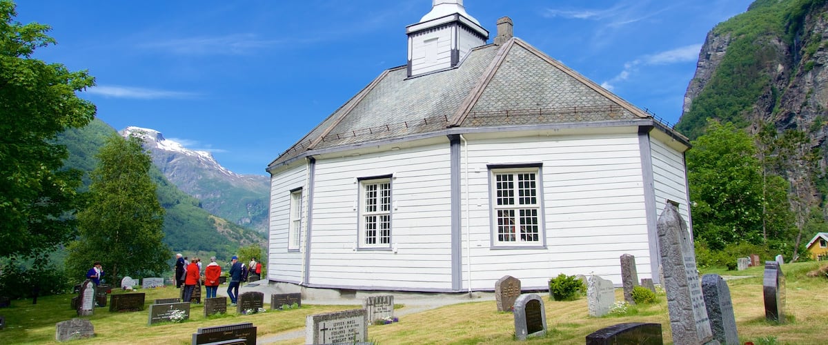 Geiranger que incluye una iglesia o catedral y un cementerio y también un pequeño grupo de personas