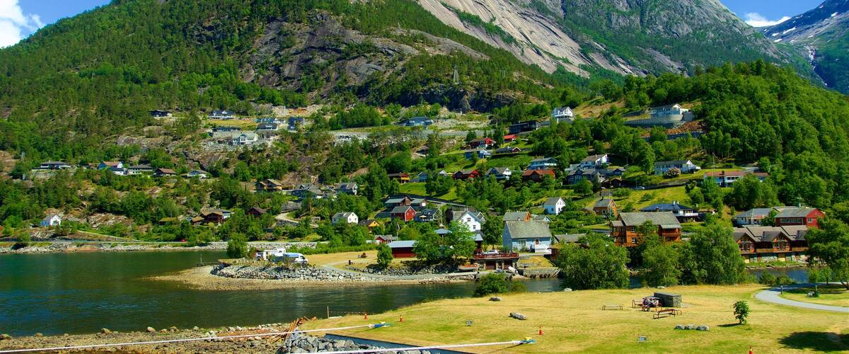 Eidfjord mostrando una pequeña ciudad o pueblo, montañas y un lago o abrevadero