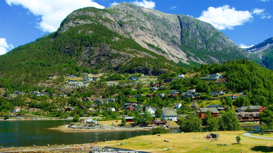 Eidfjord ofreciendo montañas, una pequeña ciudad o aldea y un lago o espejo de agua