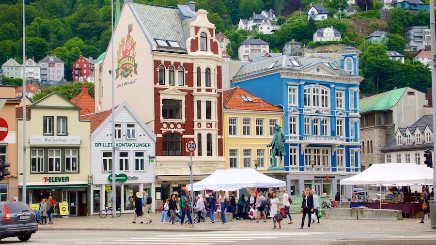 Paseo marítimo de Bryggen y también un grupo pequeño de personas