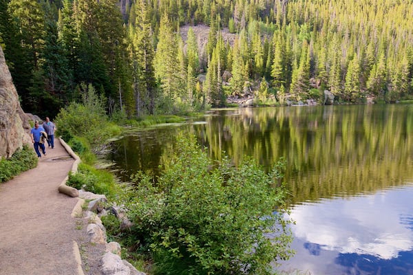 Chemin de randonnée Bear Lake Trailhead montrant lac ou étang aussi bien que petit groupe de personnes