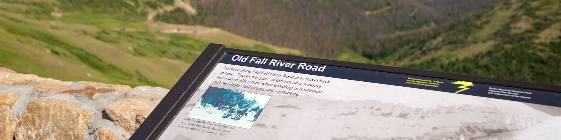 Centro de visitantes de Alpine que incluye escenas tranquilas y señalización