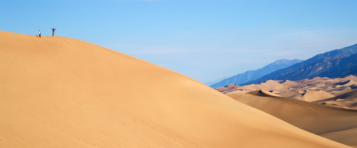 Great Sand Dunes National Park toont landschappen en woestijnen en ook een stel