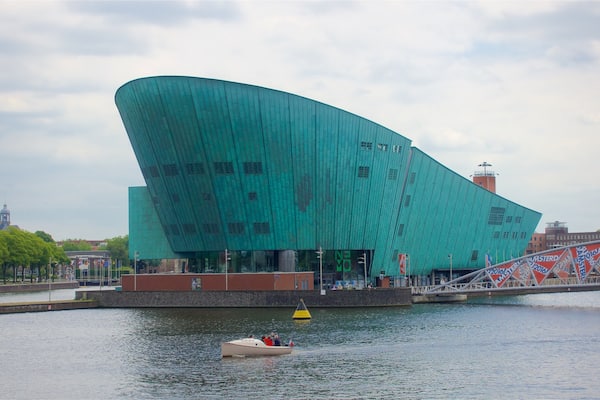 Musée scientifique NEMO montrant pont, architecture moderne et riviÚre ou ruisseau