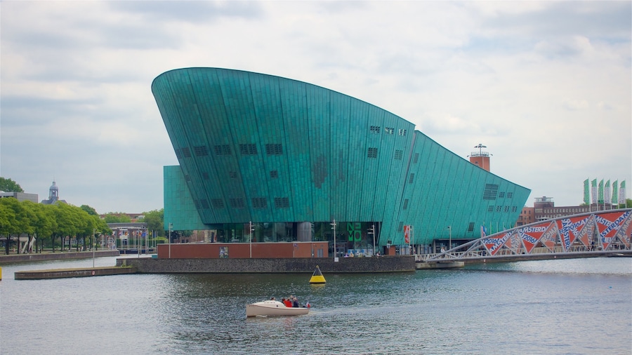 Musée scientifique NEMO mettant en vedette rivière ou ruisseau, architecture moderne et pont