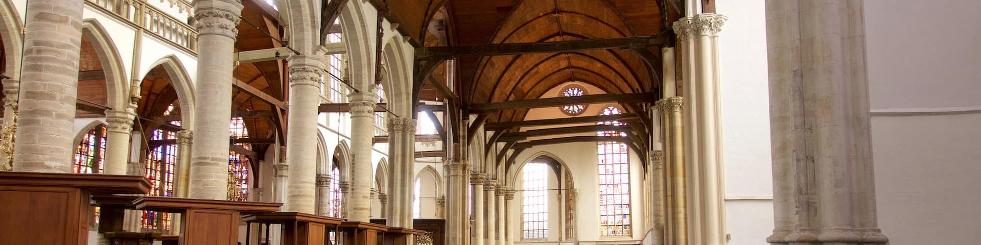 Oude Kerk welches beinhaltet Innenansichten und Geschichtliches