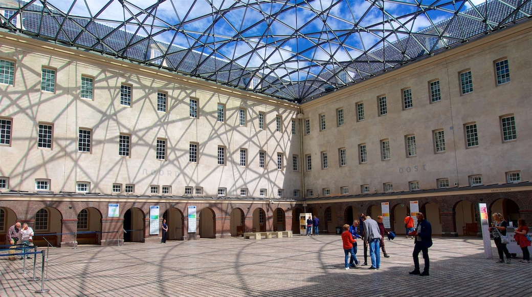 Sjöhistoriska museet som inkluderar ett torg såväl som en liten grupp av människor