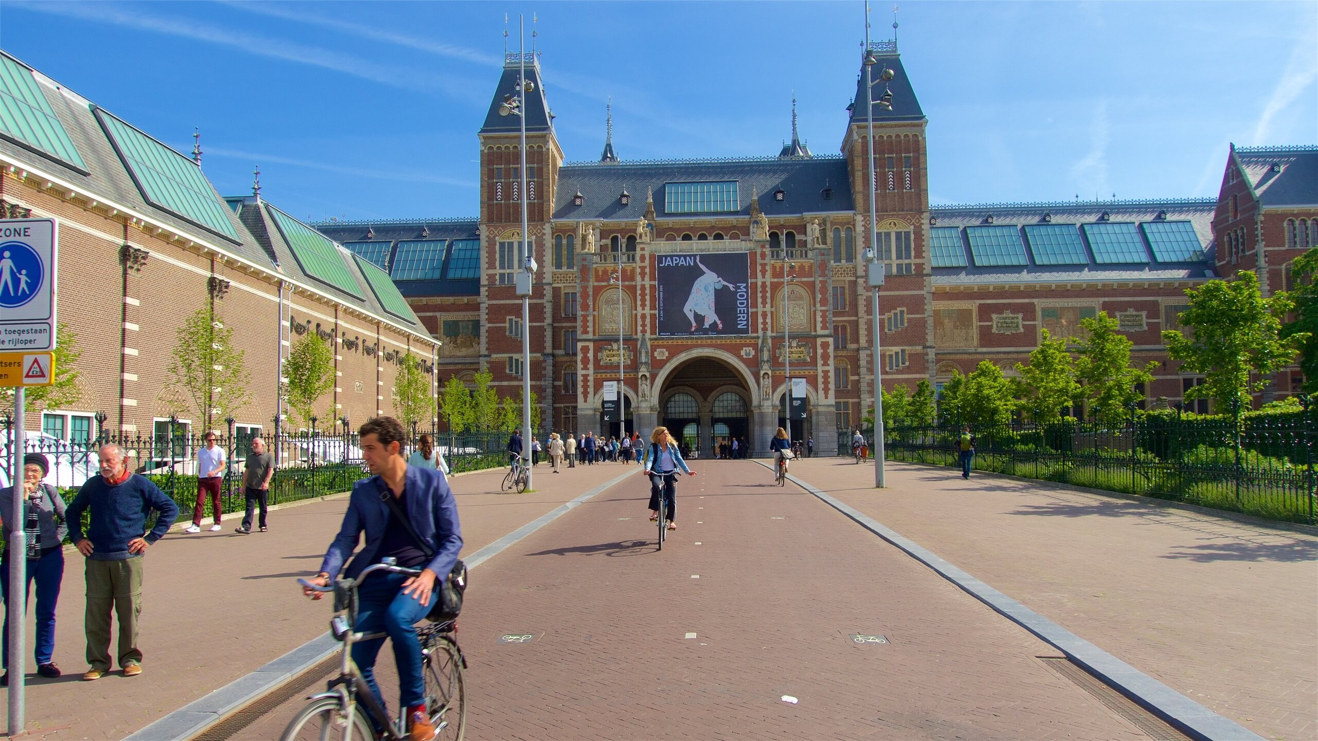 Rijksmuseum que incluye ciclismo y patrimonio de arquitectura y también una pareja