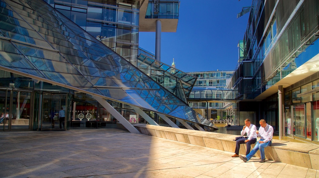 Hannover ofreciendo arquitectura moderna y una ciudad y también un hombre