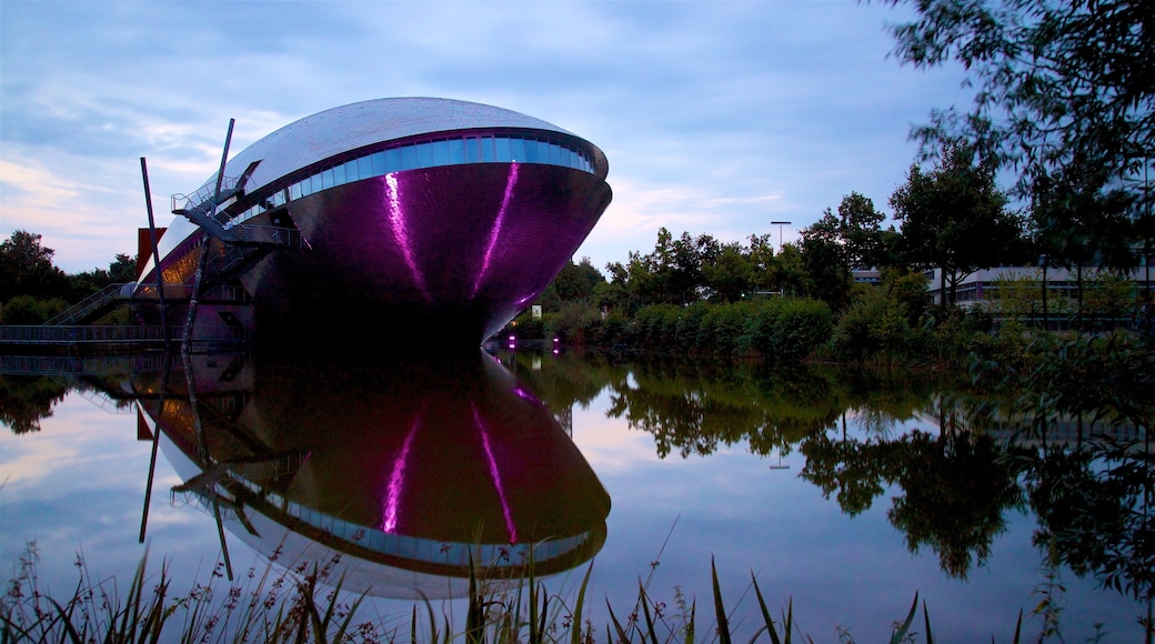 Universum Bremen mit einem moderne Architektur und See oder Wasserstelle