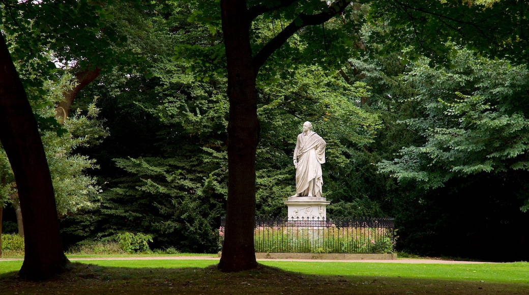 Am Wall mit einem Statue oder Skulptur und Garten