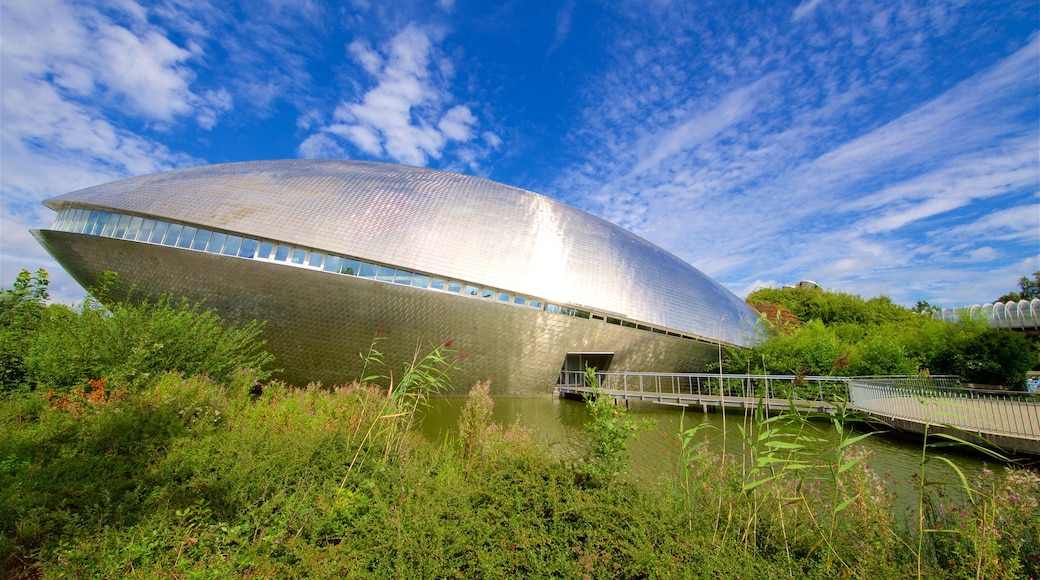 Bremen showing modern architecture and a pond