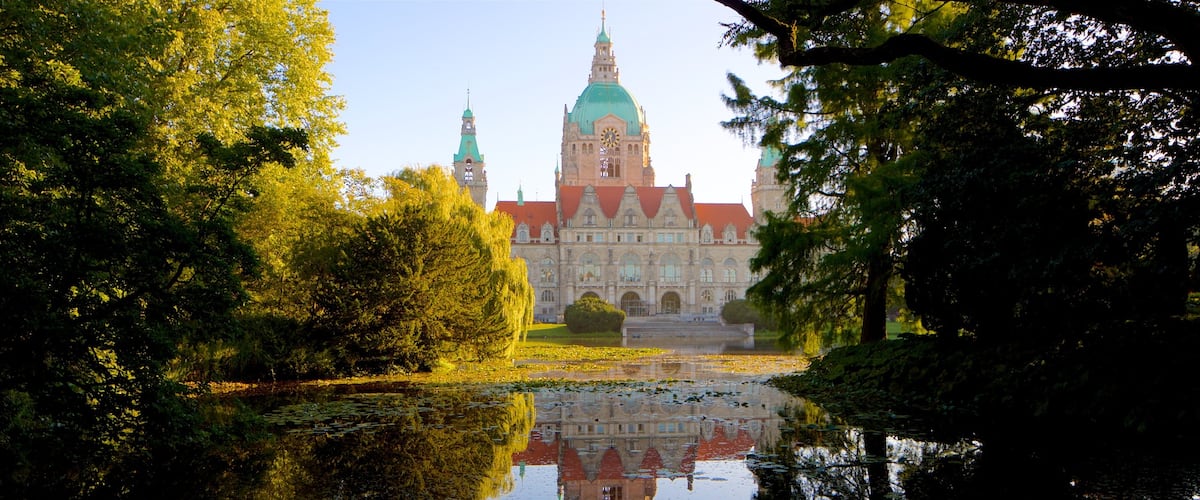 Neues Rathaus mit einem historische Architektur und See oder Wasserstelle