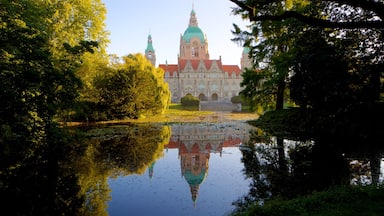 Neues Rathaus mit einem historische Architektur und See oder Wasserstelle