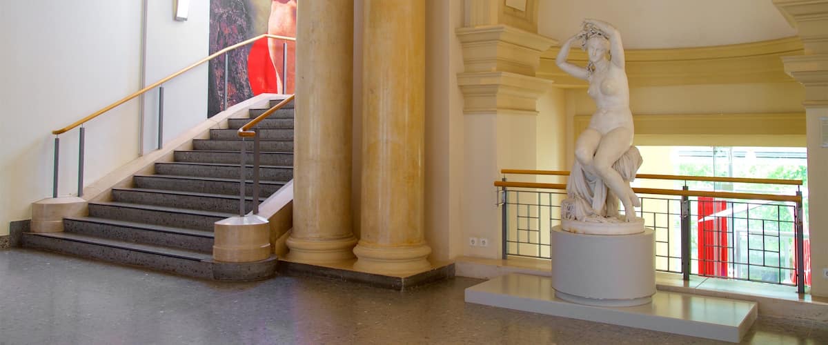 Niedersächsisches Landesmuseum das einen Innenansichten, Statue oder Skulptur und Geschichtliches
