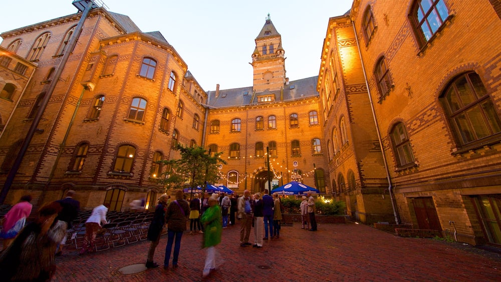 Bremen welches beinhaltet Geschichtliches sowie kleine Menschengruppe