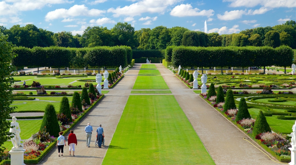 Herrenhausen Gardens có tính năng công viên cũng như nhóm nhỏ