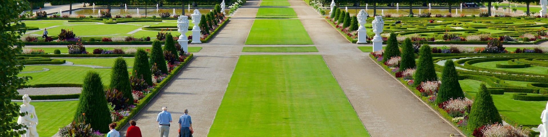 Herrenhäuser Gärten das einen Park sowie kleine Menschengruppe
