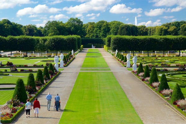 Jardins de Herrenhausen qui includes parc aussi bien que petit groupe de personnes