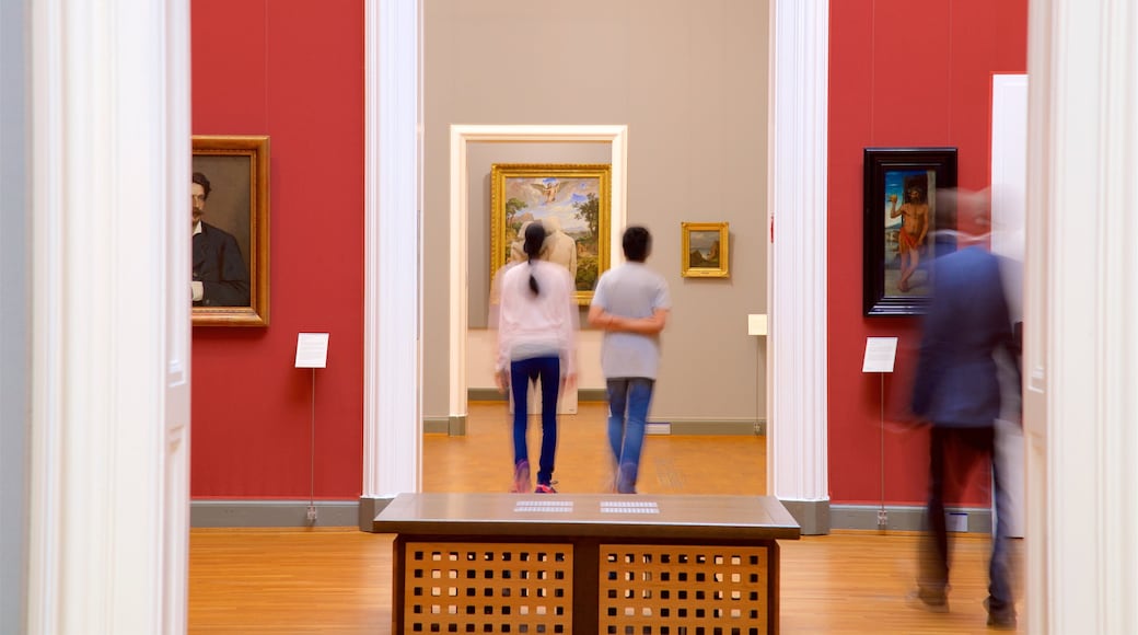 Niedersachsisches Landesmuseum bevat kunst en interieur en ook een klein groepje mensen