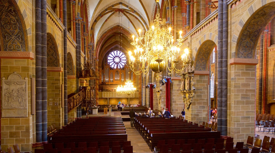 Catedral de Bremen mostrando elementos de patrimônio, uma igreja ou catedral e vistas internas