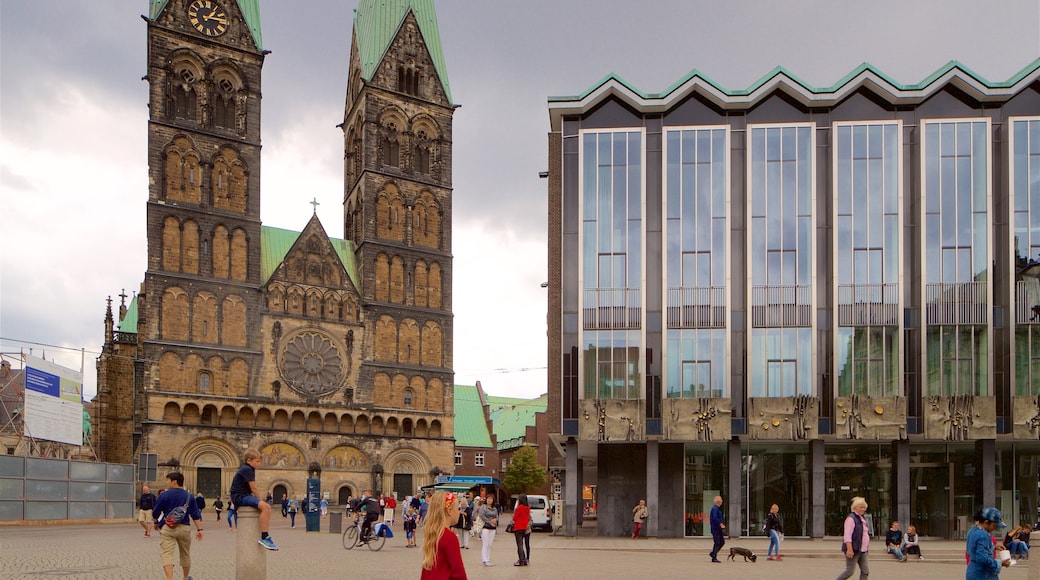 Bremen Katedral som omfatter historiske bygningsværker og slot eller palads såvel som en lille gruppe mennesker