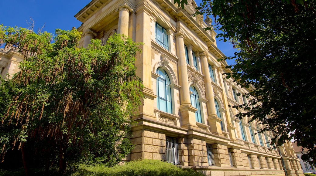 Niedersächsisches Landesmuseum welches beinhaltet historische Architektur