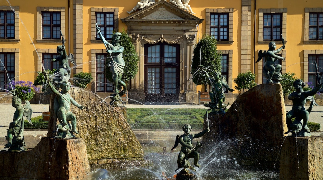 Jardins de Herrenhausen mostrando um jardim, uma estátua ou escultura e arquitetura de patrimônio