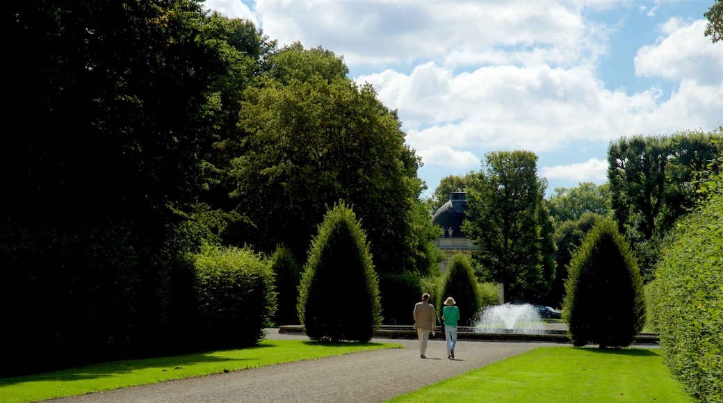 Herrenhäuser Gärten das einen Springbrunnen und Park sowie Paar