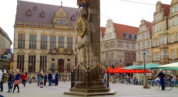 Statua di Rolando mostrando piazza e oggetti d\'epoca cosi come un piccolo gruppo di persone