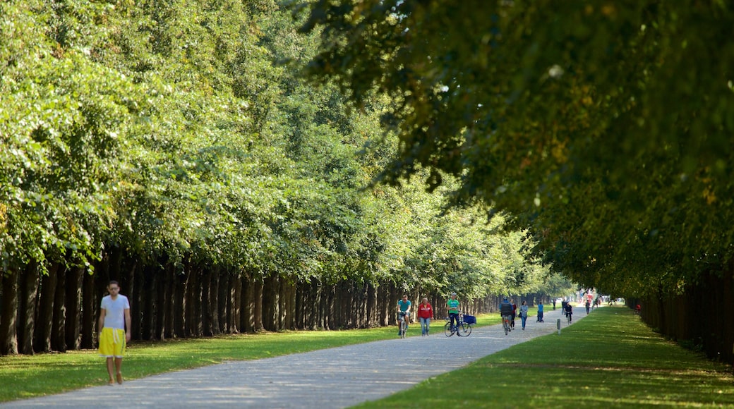 Georgengarten som visar en trädgård såväl som en liten grupp av människor