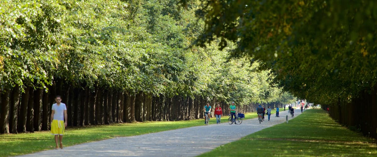 Georgengarten das einen Park sowie kleine Menschengruppe