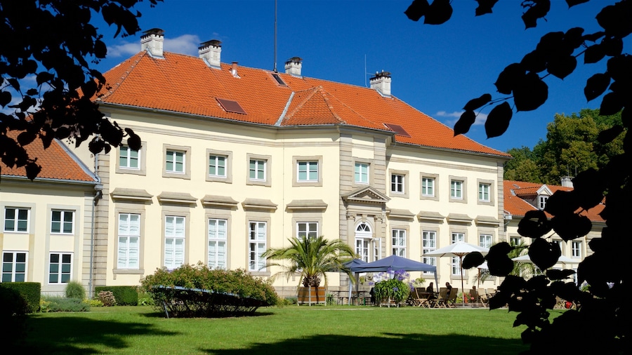 Georgengarten som inkluderar en trädgård och historiska element