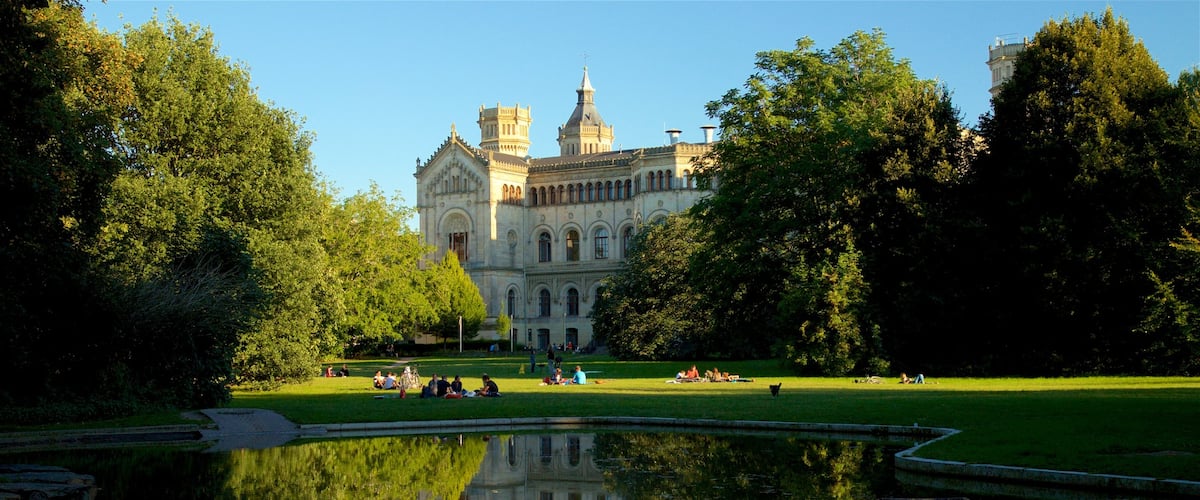 Welfenschloss das einen Park, See oder Wasserstelle und historische Architektur
