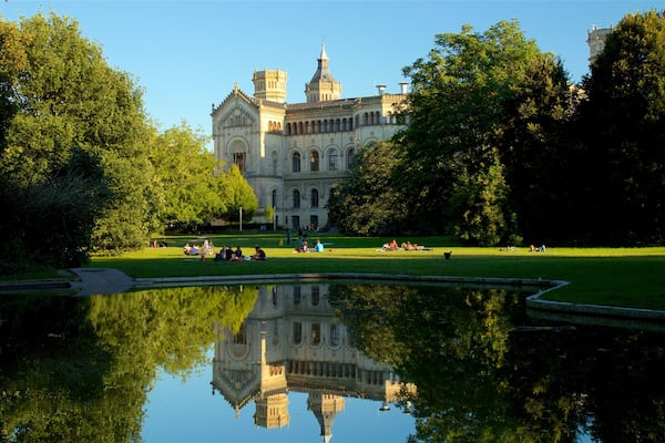 Welfenschloss mettant en vedette patrimoine architectural, parc et lac ou étang