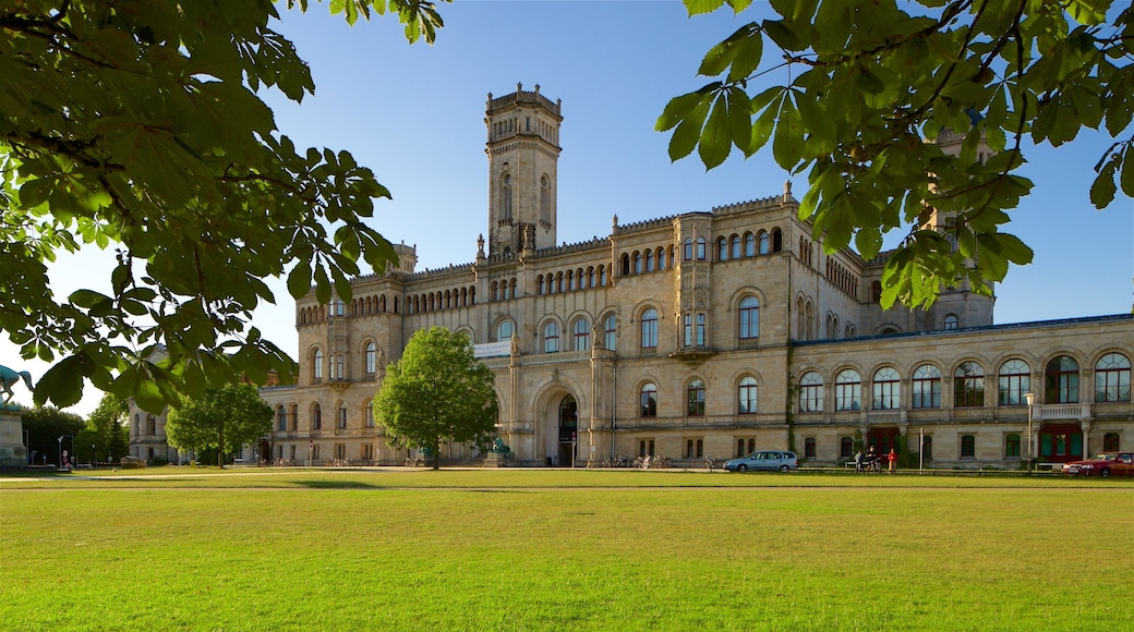 Welfenschloss toont historische architectuur en een park