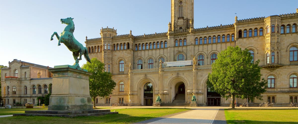 Welfenschloss welches beinhaltet Park, Statue oder Skulptur und historische Architektur