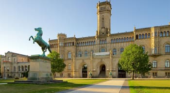 Welfenschloss som viser statue eller skulptur, park og historisk arkitektur