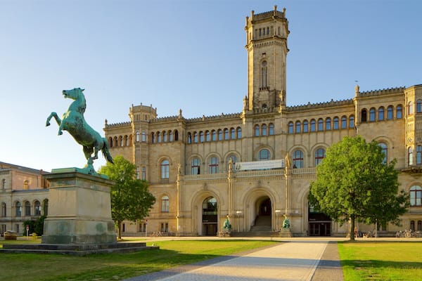 Welfenschloss qui includes patrimoine architectural, statue ou sculpture et jardin