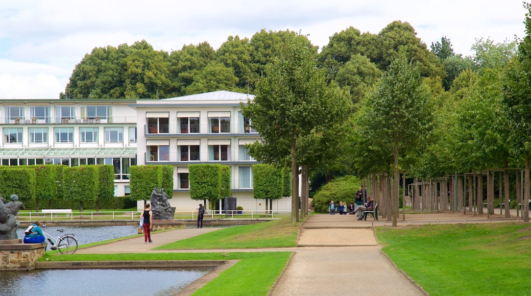 Bremen Bürgerpark presenterar en trädgård och en sjö eller ett vattenhål