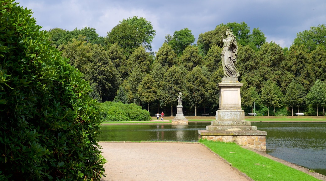 Bremen Bürgerpark som inkluderer innsjø, hage og statue eller skulptur