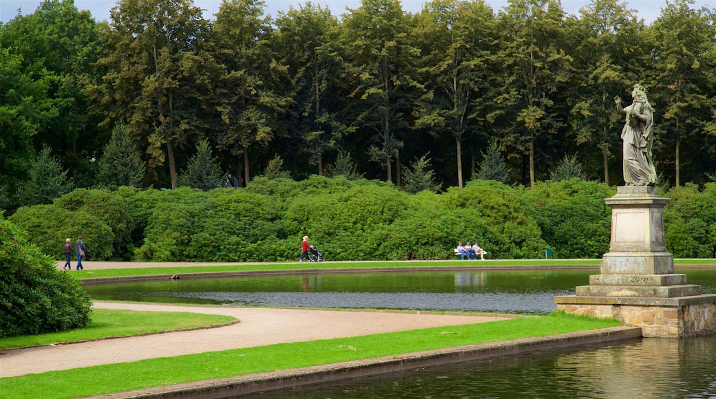 Bremen Bürgerpark som omfatter en have, en sø eller et vandhul og en statue eller en skulptur